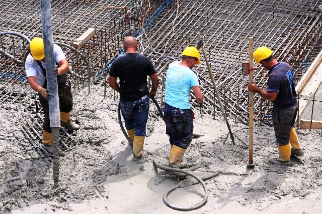 Przewód do betonu podczas pracy na budowie